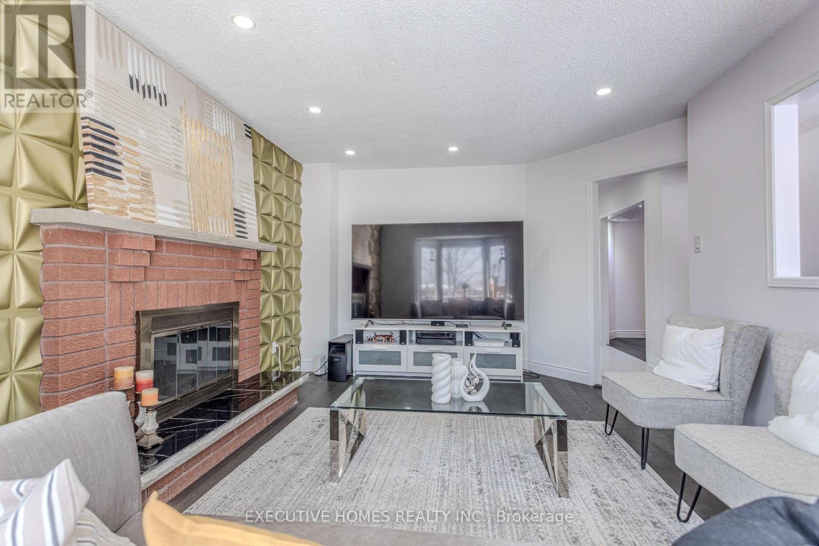 1192 Dream Crest Road, Mississauga, ON - Indoor Photo Showing Living Room With Fireplace
