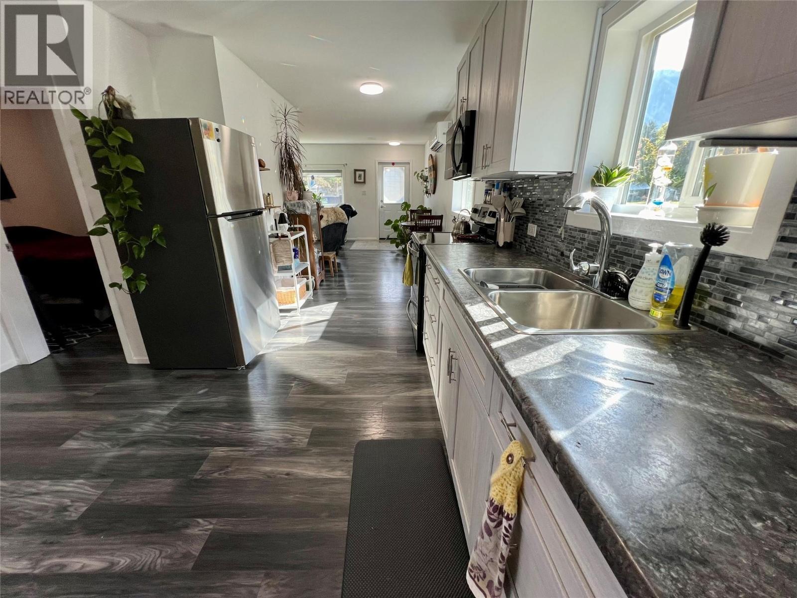 515 Main Street, Slocan, BC - Indoor Photo Showing Kitchen With Double Sink