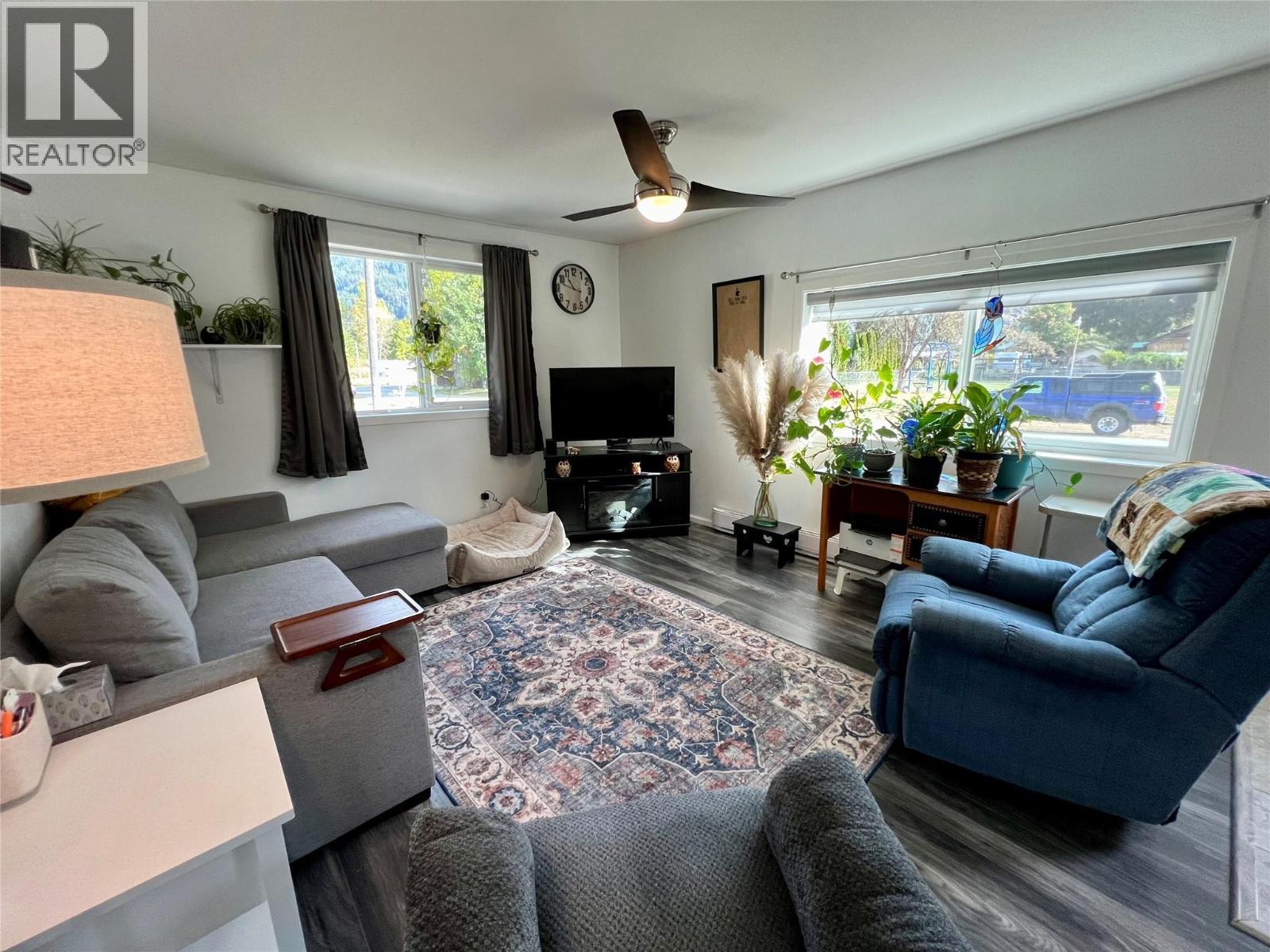 515 Main Street, Slocan, BC - Indoor Photo Showing Living Room
