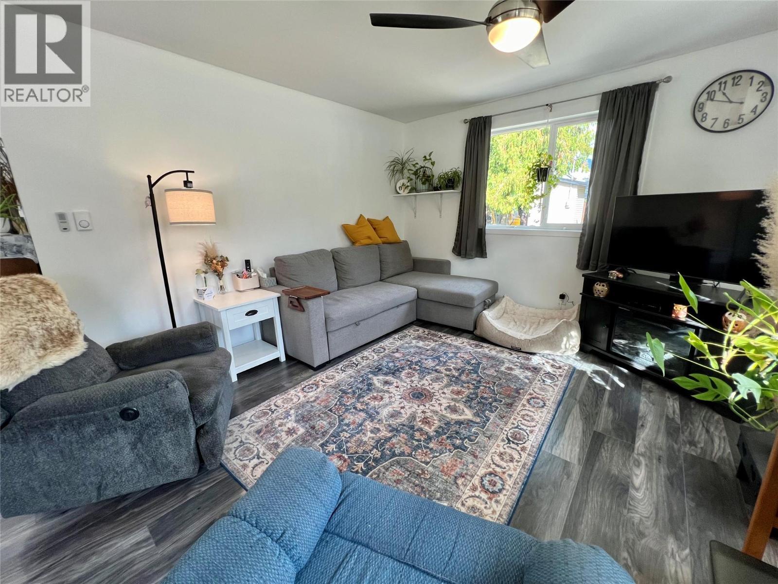 515 Main Street, Slocan, BC - Indoor Photo Showing Living Room