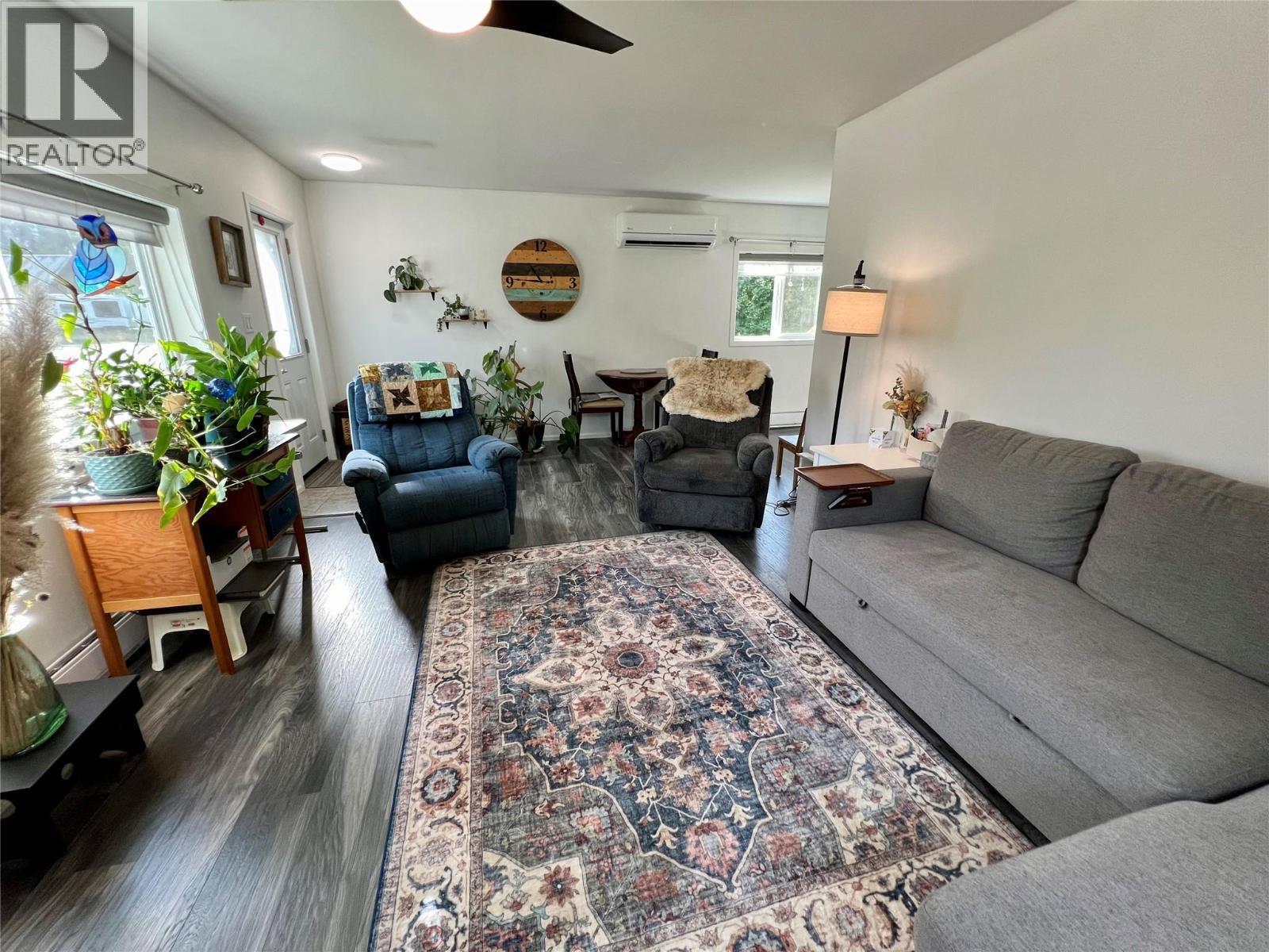 515 Main Street, Slocan, BC - Indoor Photo Showing Living Room