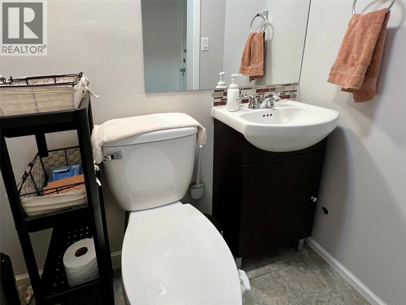 515 Main Street, Slocan, BC - Indoor Photo Showing Bathroom