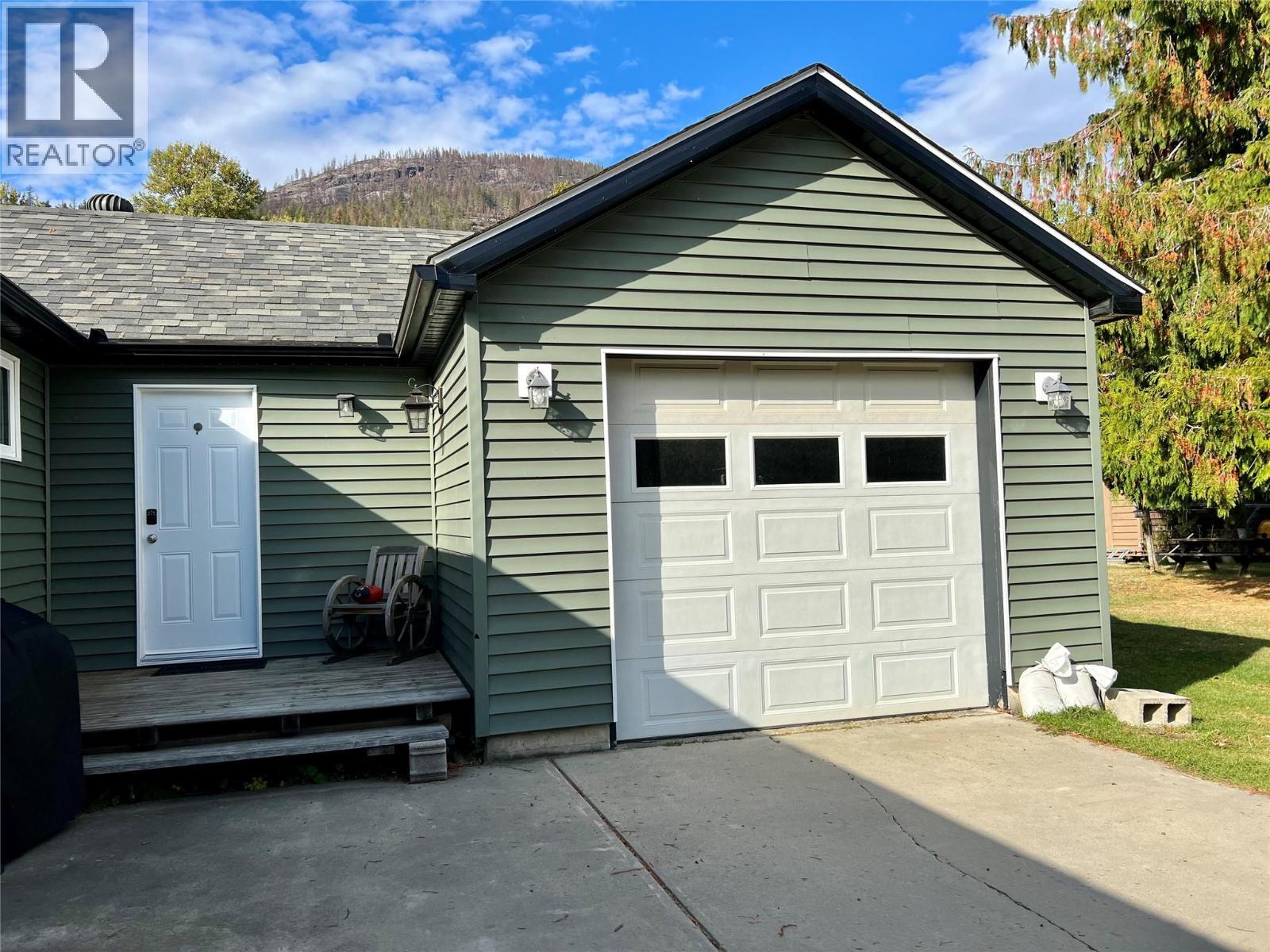 515 Main Street, Slocan, BC - Outdoor