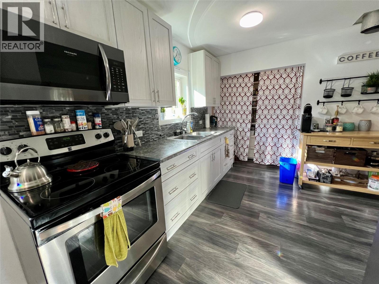 515 Main Street, Slocan, BC - Indoor Photo Showing Kitchen With Double Sink