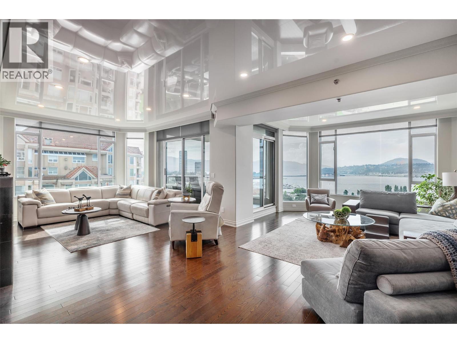1152 Sunset Drive Unit# 1601, Kelowna, BC - Indoor Photo Showing Living Room