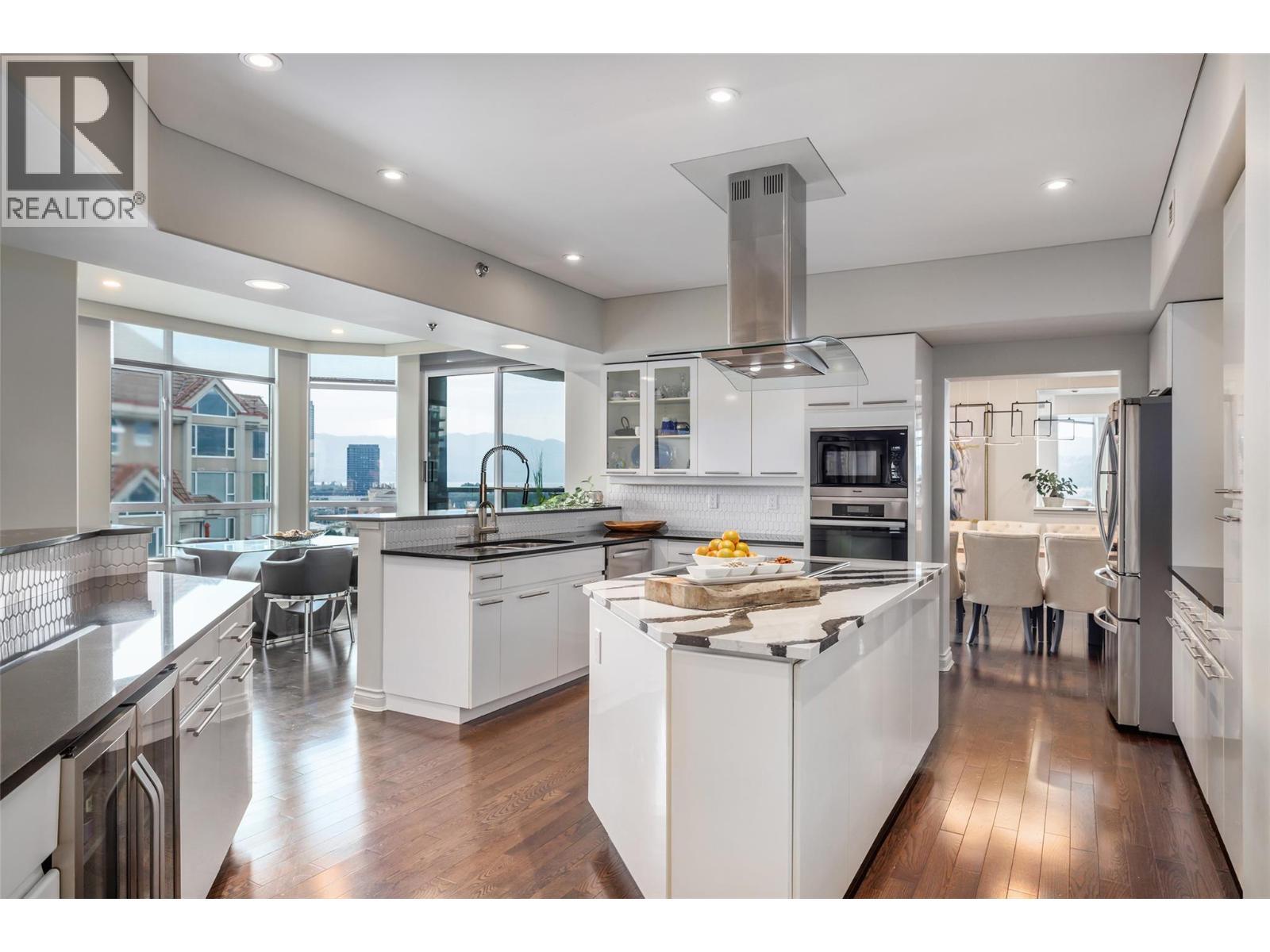 1152 Sunset Drive Unit# 1601, Kelowna, BC - Indoor Photo Showing Kitchen With Upgraded Kitchen