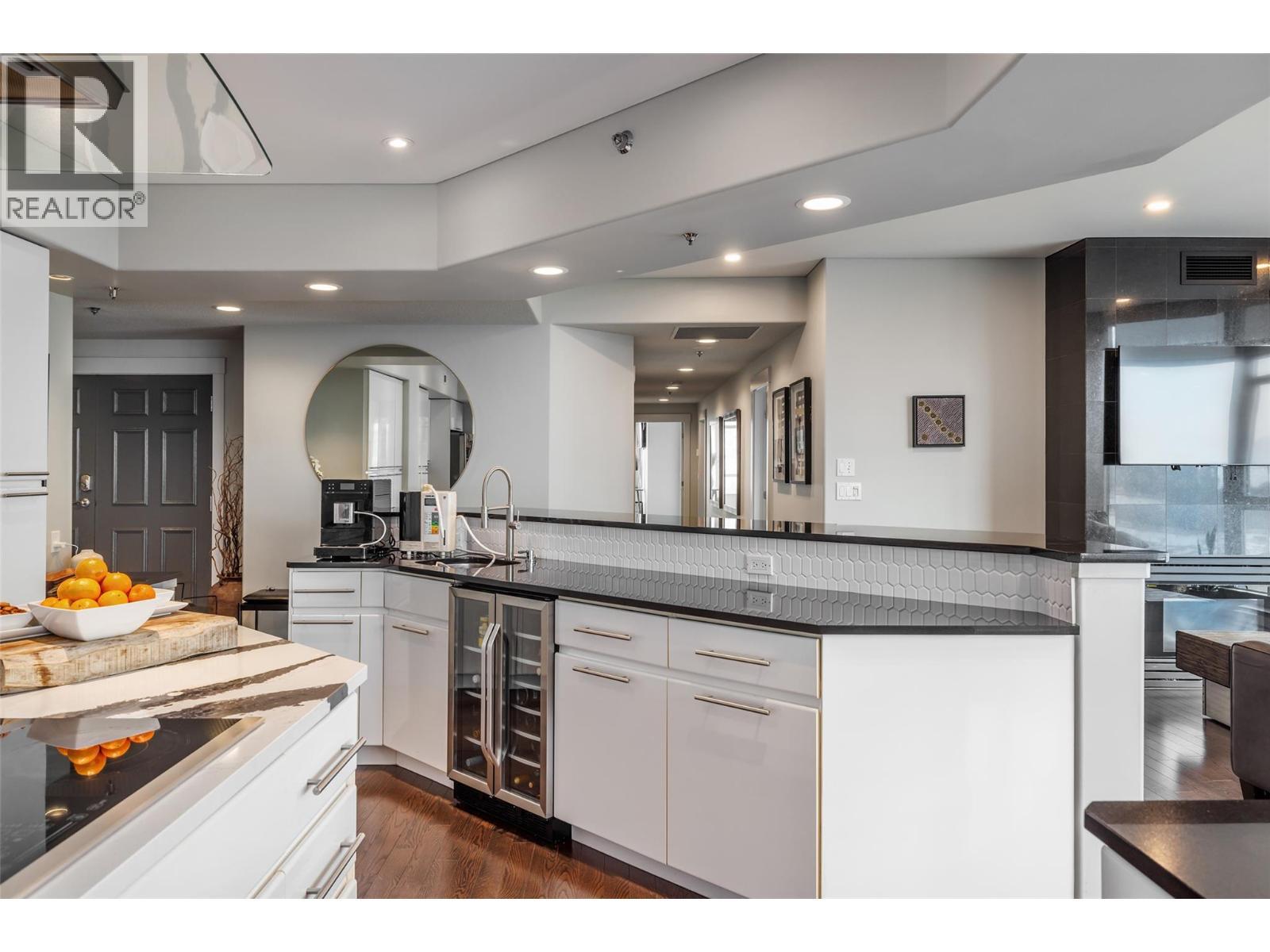 1152 Sunset Drive Unit# 1601, Kelowna, BC - Indoor Photo Showing Kitchen