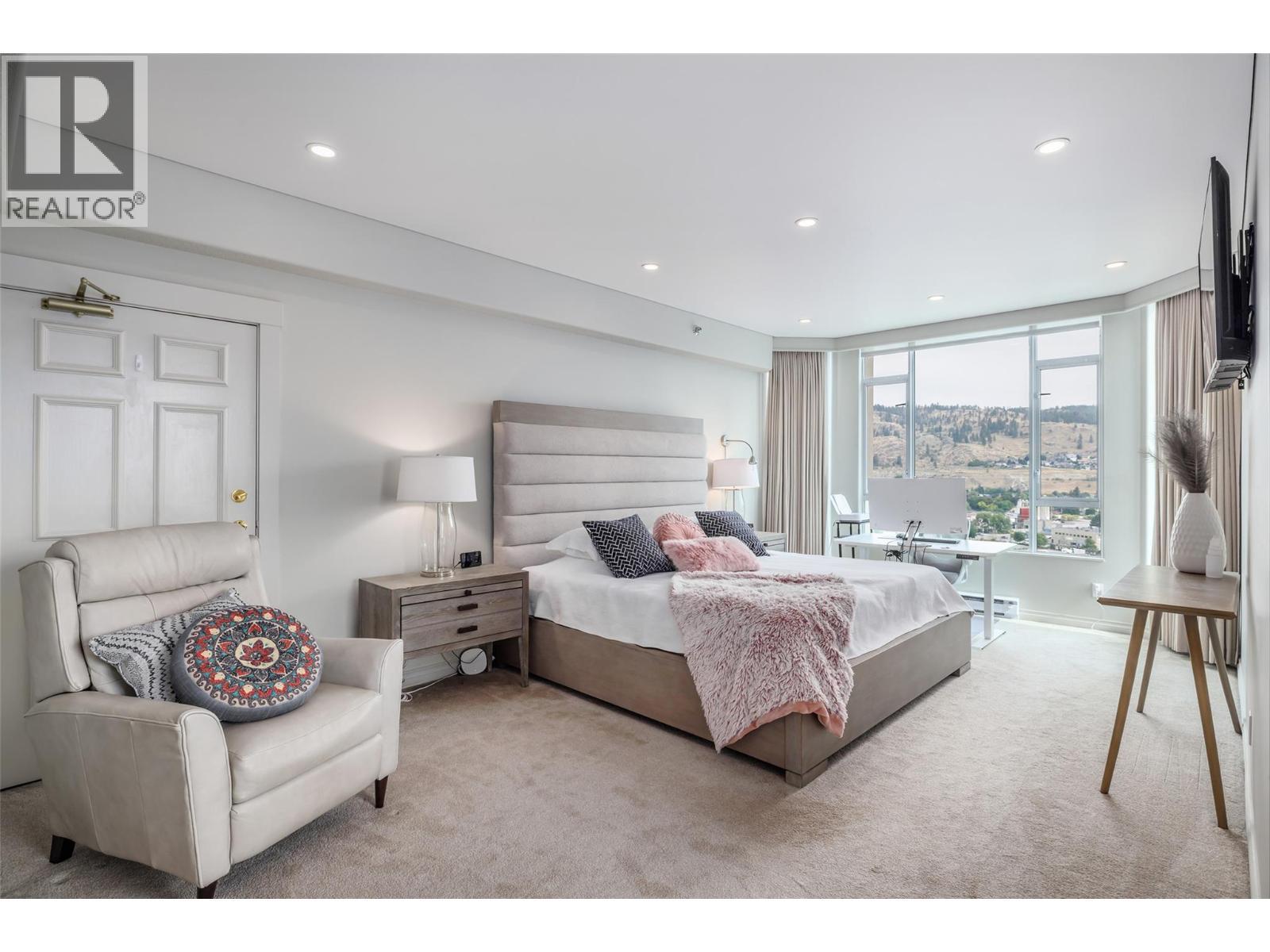 1152 Sunset Drive Unit# 1601, Kelowna, BC - Indoor Photo Showing Bedroom