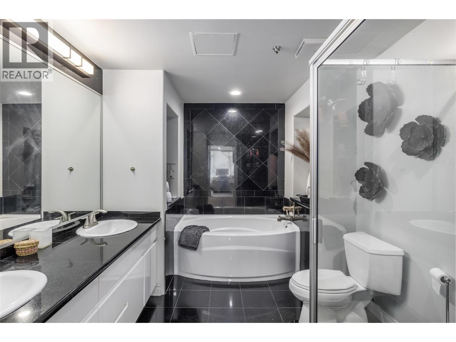 1152 Sunset Drive Unit# 1601, Kelowna, BC - Indoor Photo Showing Bathroom