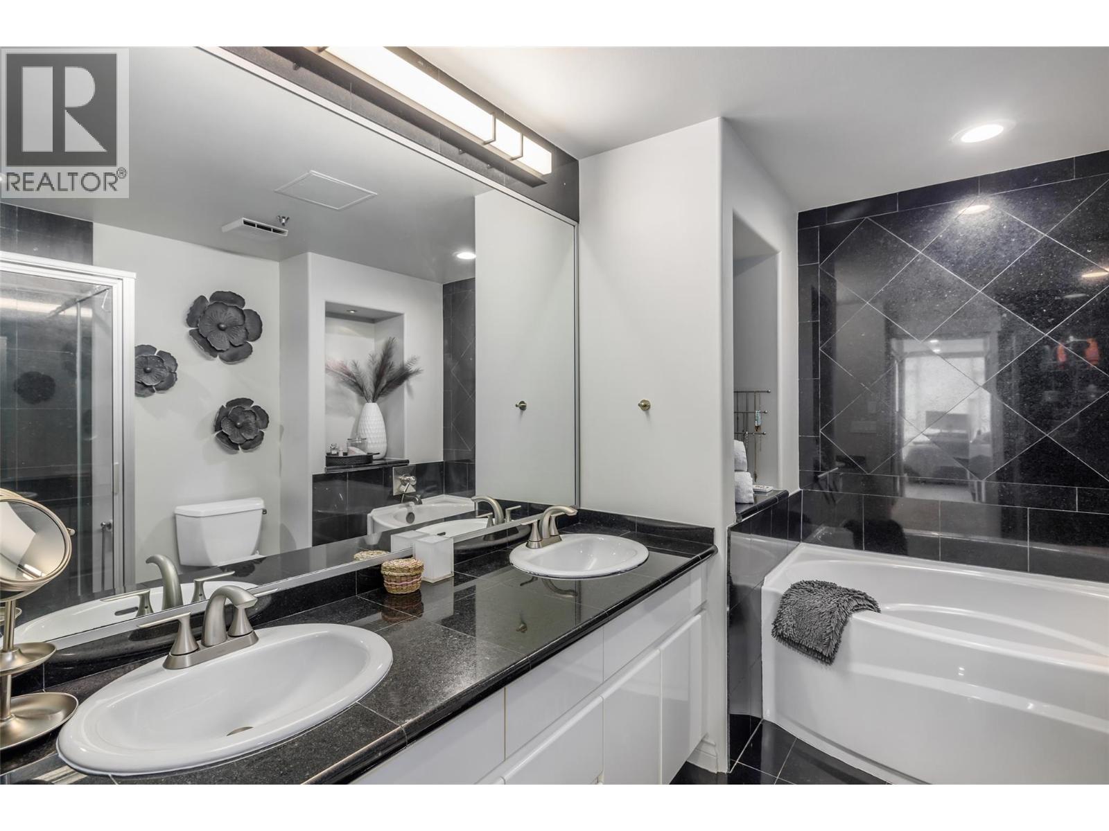 1152 Sunset Drive Unit# 1601, Kelowna, BC - Indoor Photo Showing Bathroom