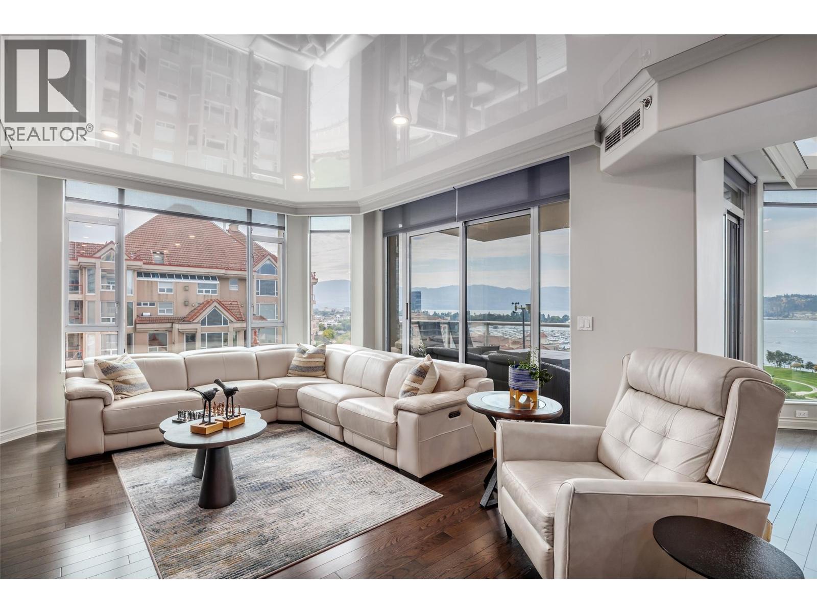 1152 Sunset Drive Unit# 1601, Kelowna, BC - Indoor Photo Showing Living Room