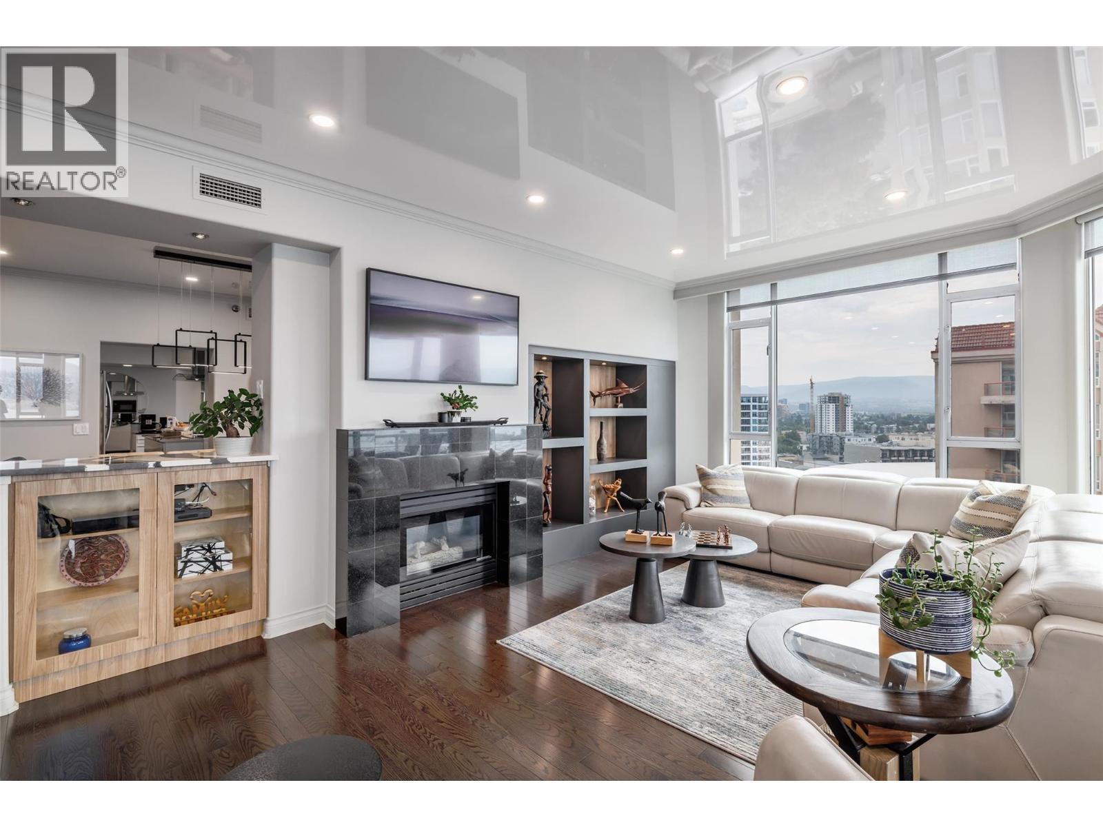 1152 Sunset Drive Unit# 1601, Kelowna, BC - Indoor Photo Showing Living Room With Fireplace