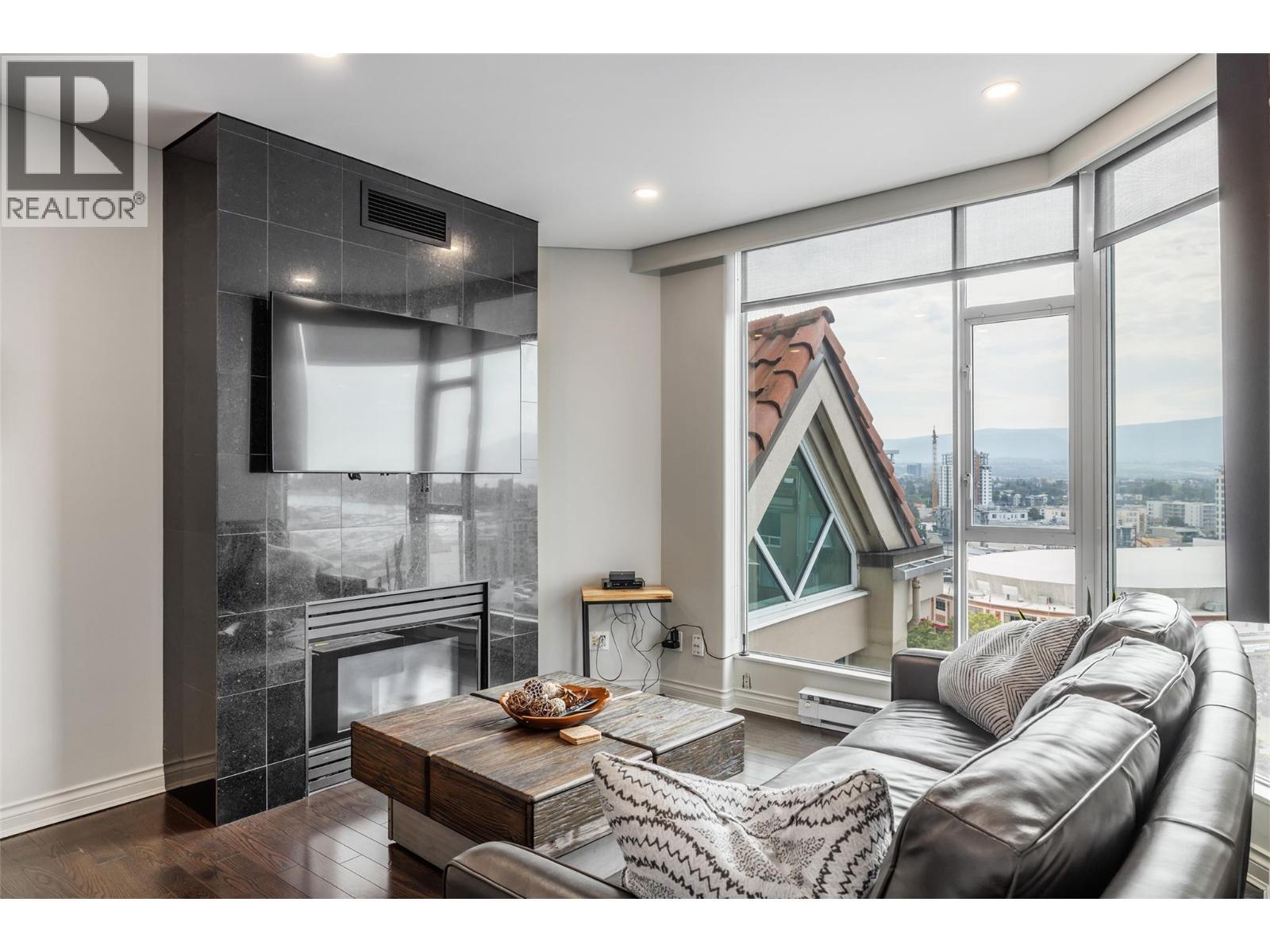 1152 Sunset Drive Unit# 1601, Kelowna, BC - Indoor Photo Showing Living Room With Fireplace