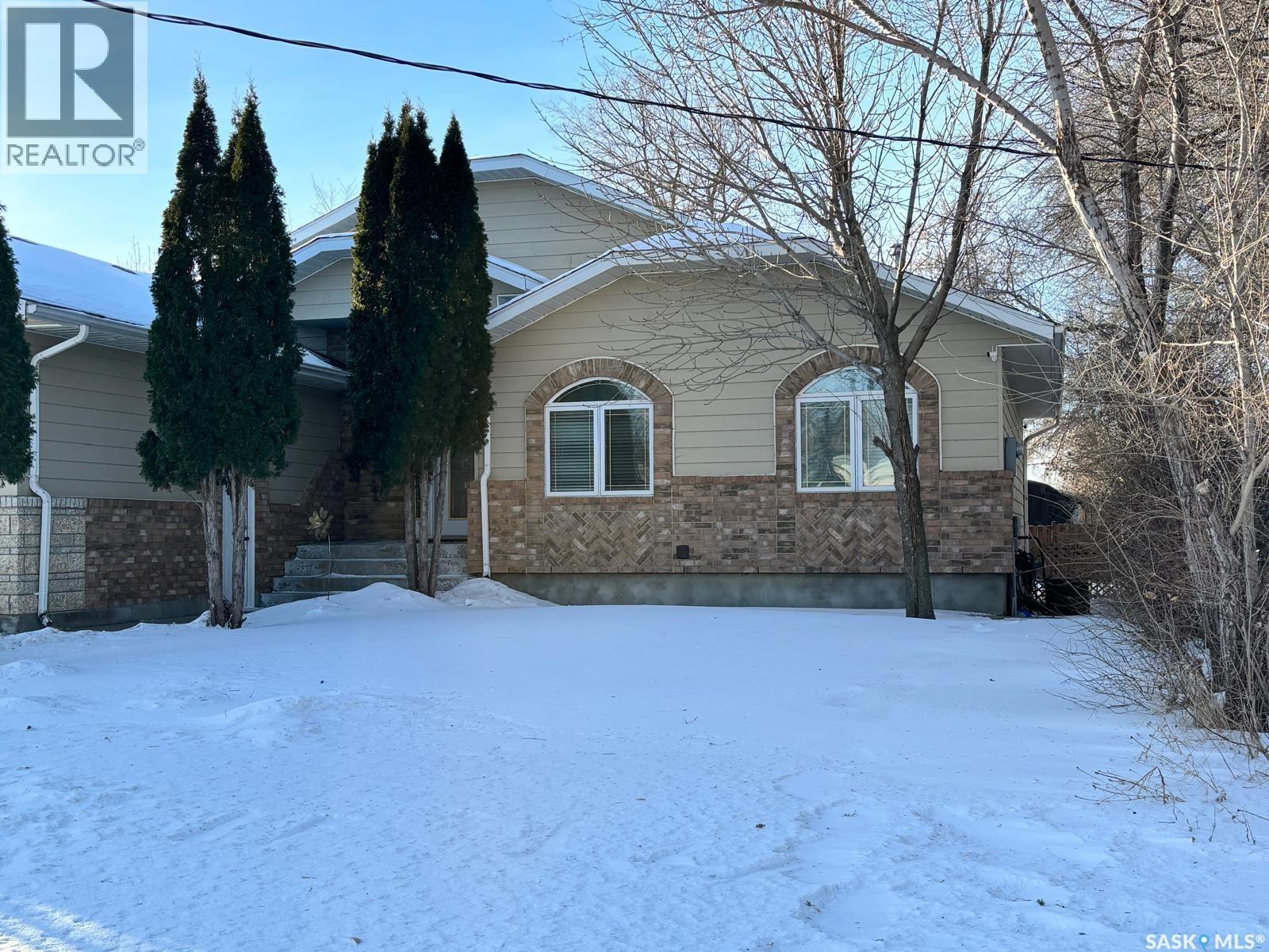 833 Peters Avenue, Oxbow, SK - Outdoor