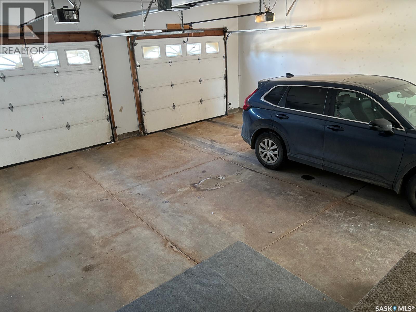 833 Peters Avenue, Oxbow, SK - Indoor Photo Showing Garage