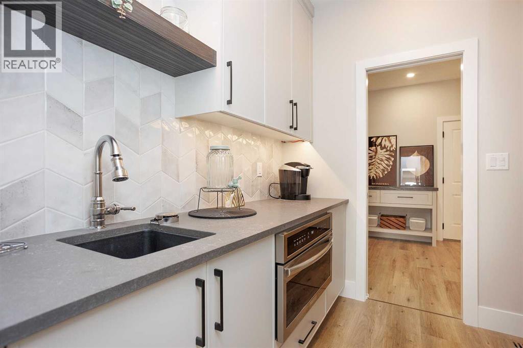 125 Emerald Drive, Red Deer, AB - Indoor Photo Showing Kitchen