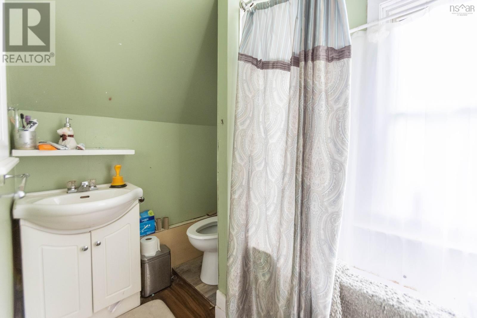 95 Church Street, Springhill, NS - Indoor Photo Showing Bathroom