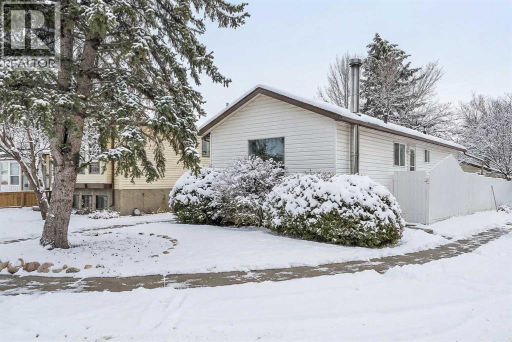 218 Pinemeadow Road Ne, Calgary, AB - Outdoor