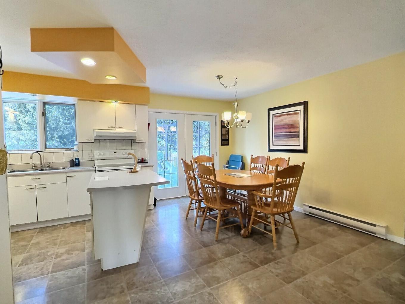 Cuisine - 43 Rue St-André, Ville-Marie, QC - Indoor