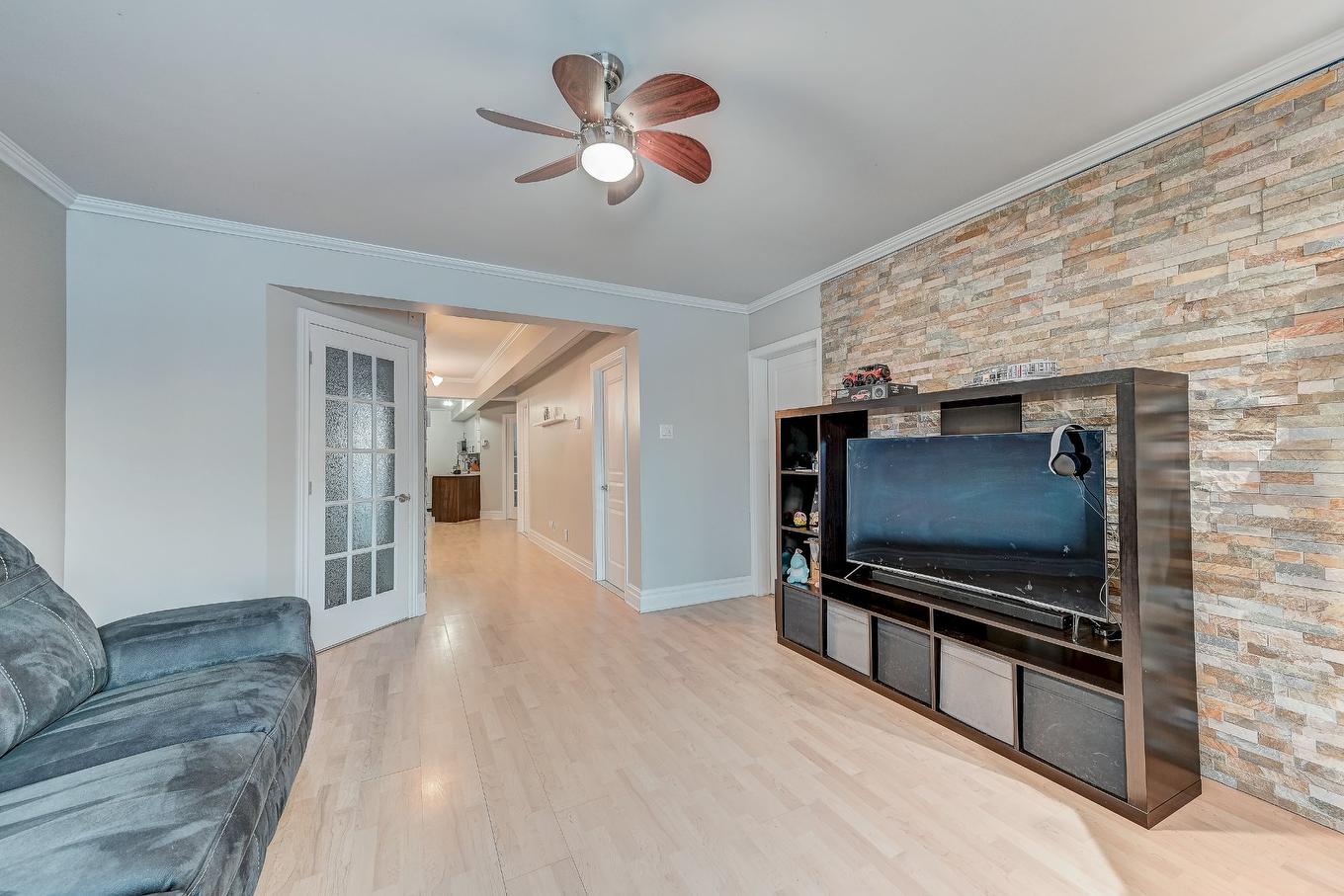 Living room - 1-19 Av. Papineau, Candiac, QC - Indoor Photo Showing Living Room