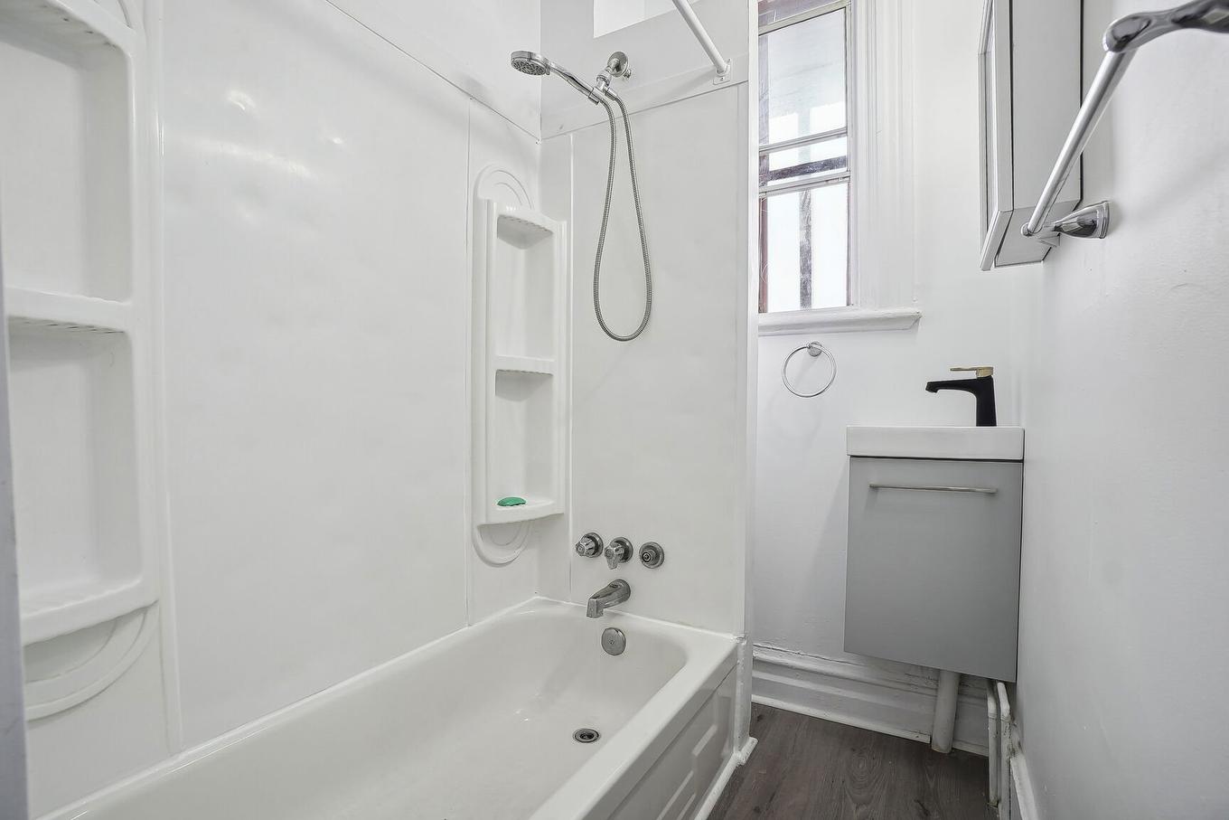 Bathroom - 2307 - 2319 Rue Des Ormeaux, Montréal (Mercier/Hochelaga-Maisonneuve), QC