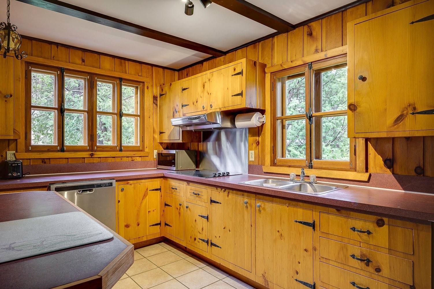 Cuisine - 267 Ch. Des Bois-Blancs, Piedmont, QC - Indoor Photo Showing Kitchen With Double Sink