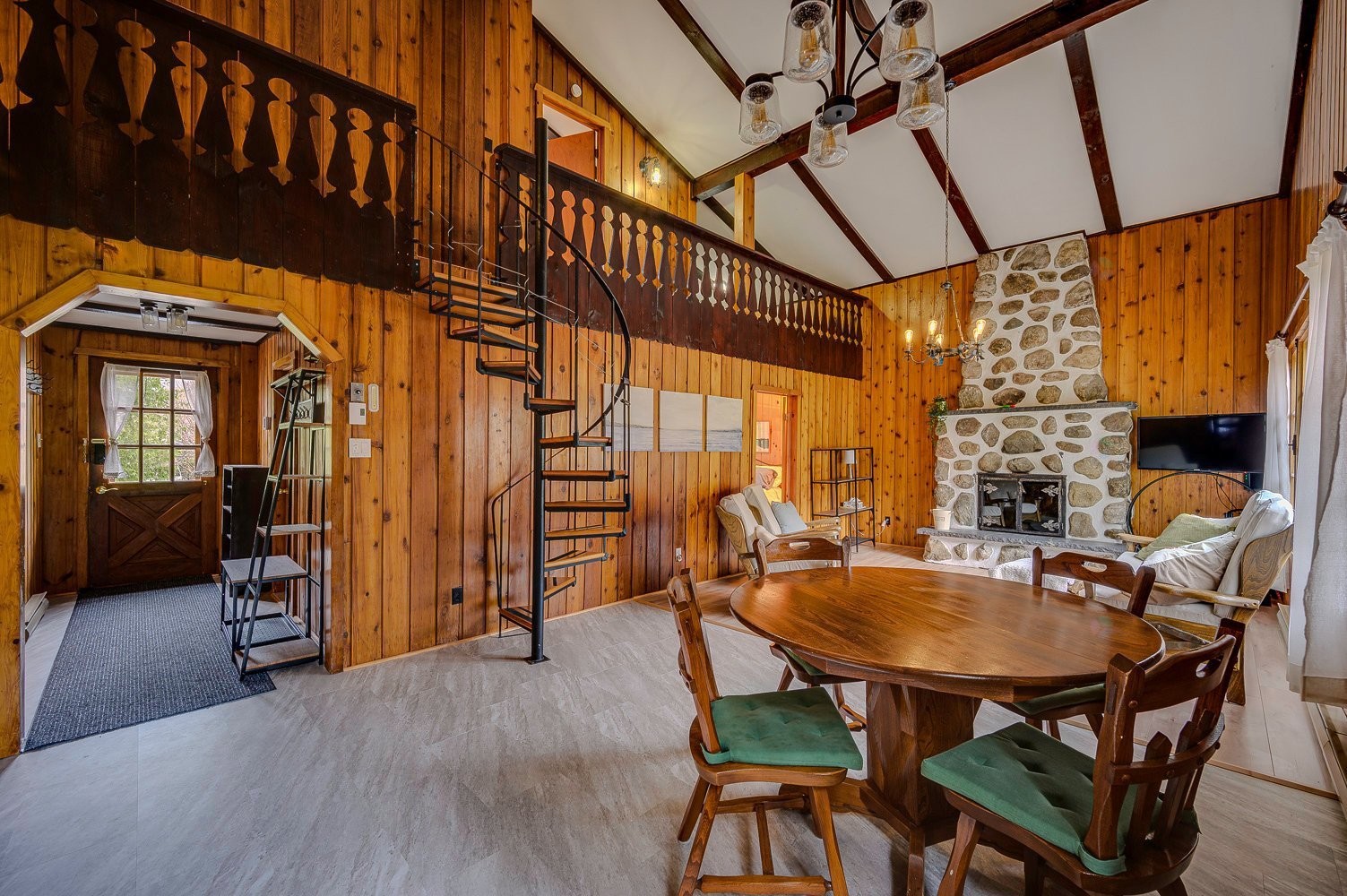 Vue d'ensemble - 267 Ch. Des Bois-Blancs, Piedmont, QC - Indoor With Fireplace