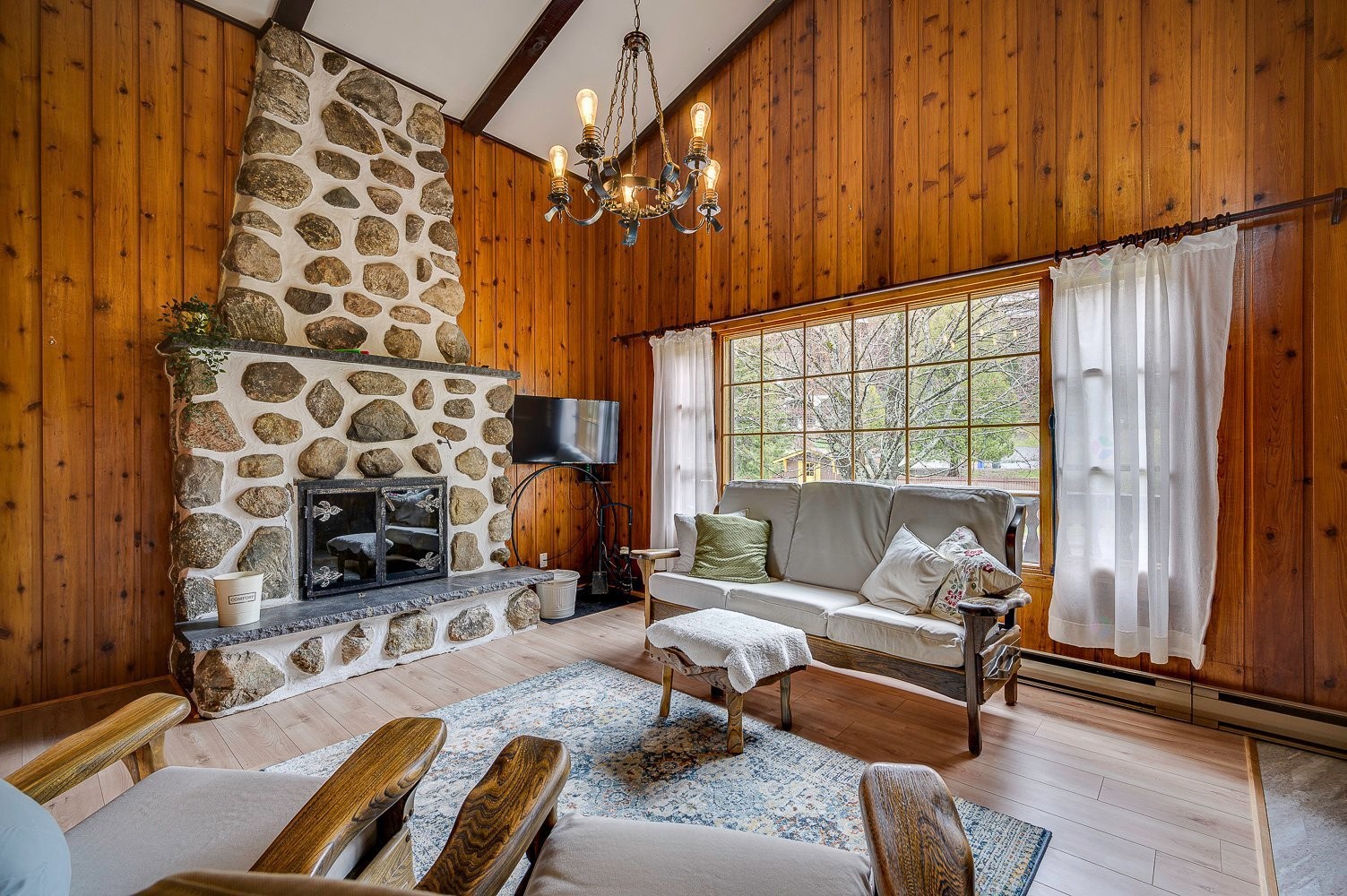 Salon - 267 Ch. Des Bois-Blancs, Piedmont, QC - Indoor Photo Showing Living Room With Fireplace