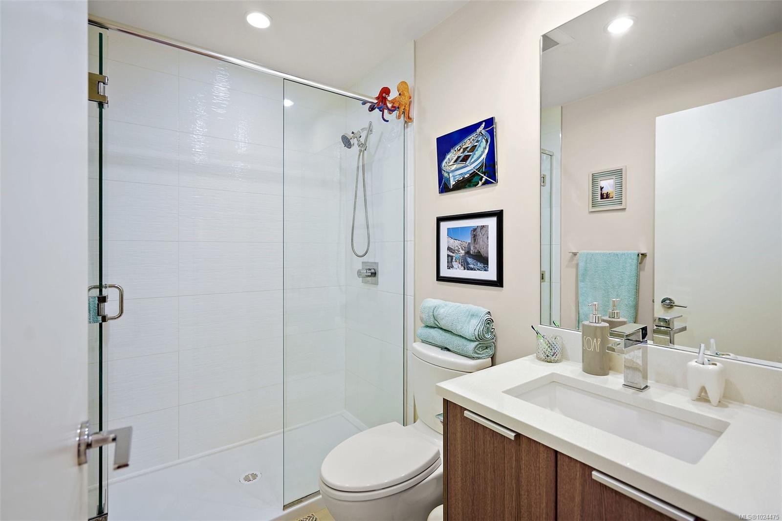 711-728 Yates St, Victoria, BC - Indoor Photo Showing Bathroom