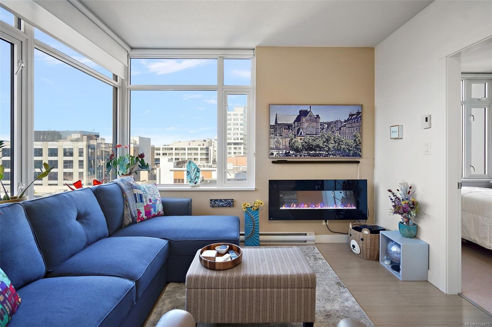 711-728 Yates St, Victoria, BC - Indoor Photo Showing Living Room With Fireplace