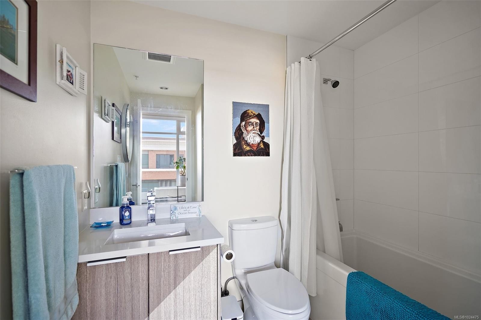 711-728 Yates St, Victoria, BC - Indoor Photo Showing Bathroom