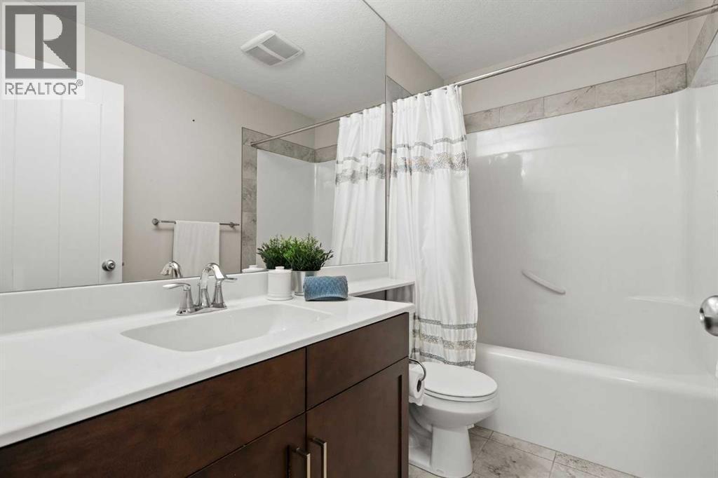 Upper level main bathroom - 69 Ravenskirk Close Se, Airdrie, AB - Indoor Photo Showing Bathroom