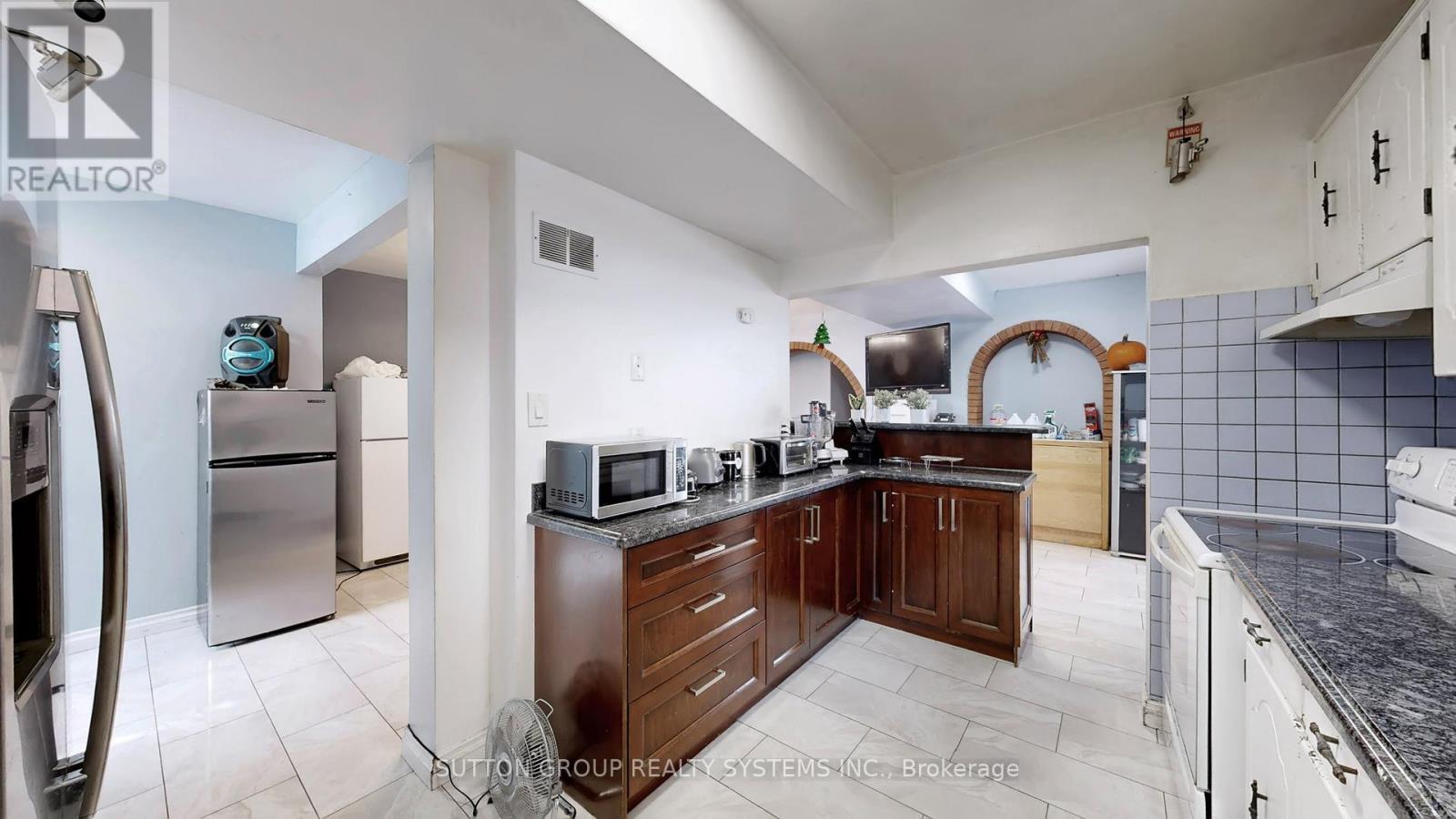 30 Coronado Court, Toronto, ON - Indoor Photo Showing Kitchen