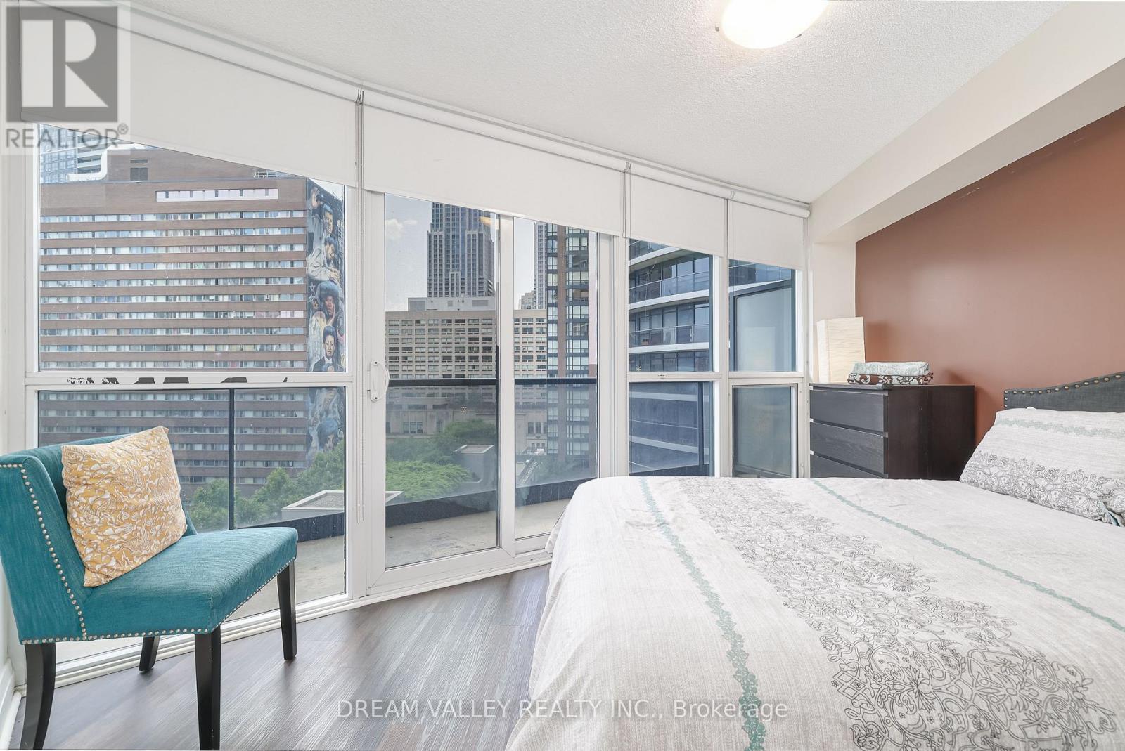 904 - 25 Carlton Street, Toronto, ON - Indoor Photo Showing Bedroom