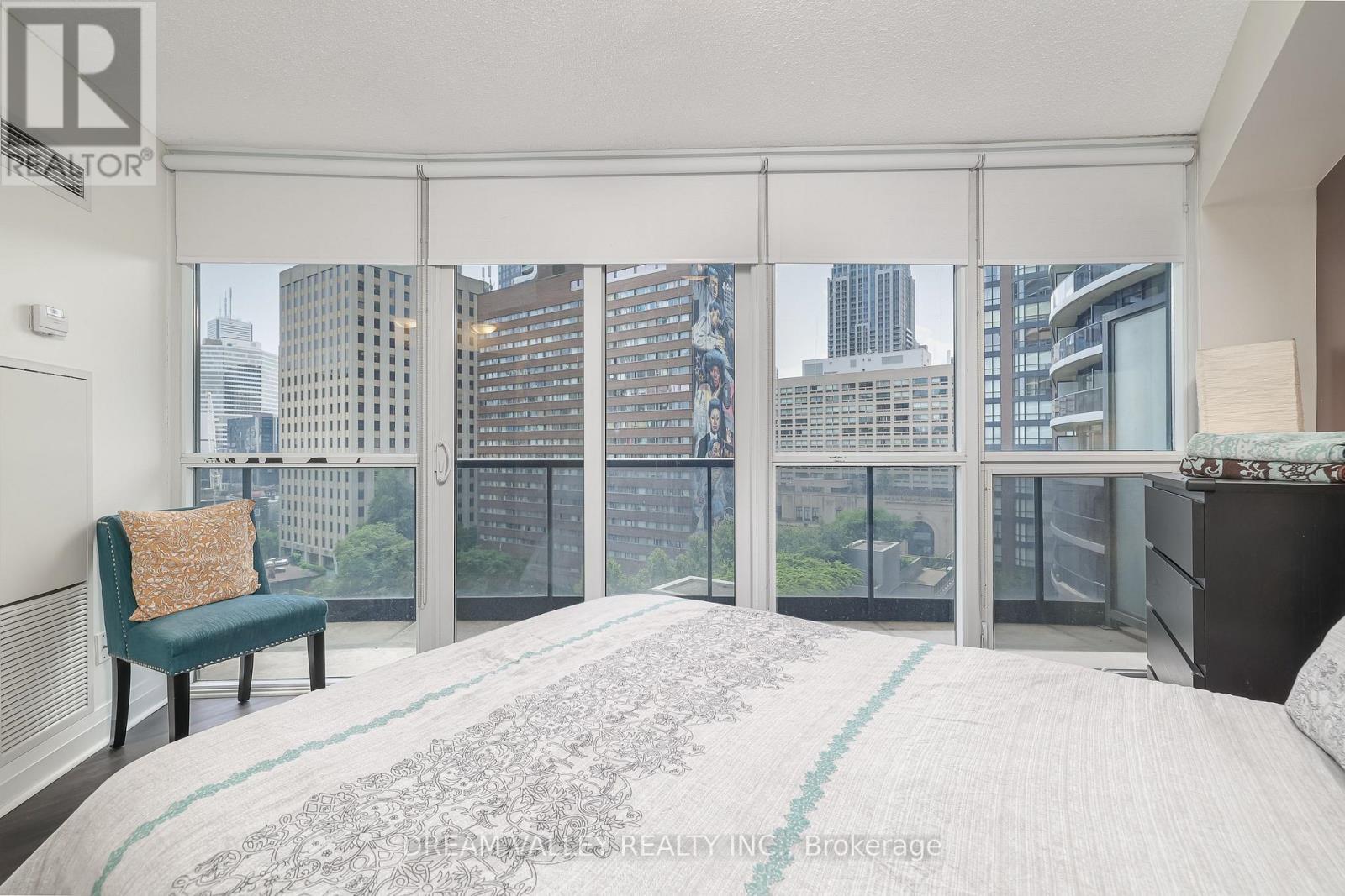 904 - 25 Carlton Street, Toronto, ON - Indoor Photo Showing Bedroom