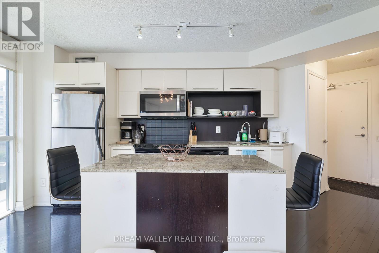 904 - 25 Carlton Street, Toronto, ON - Indoor Photo Showing Kitchen