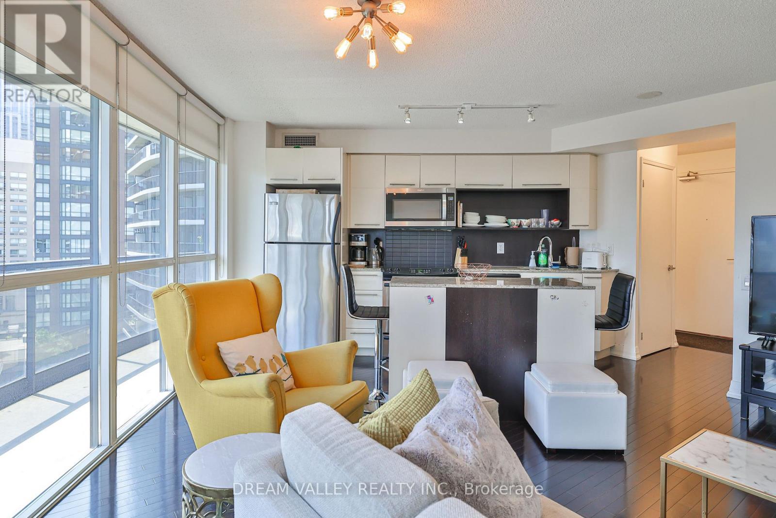 904 - 25 Carlton Street, Toronto, ON - Indoor Photo Showing Kitchen