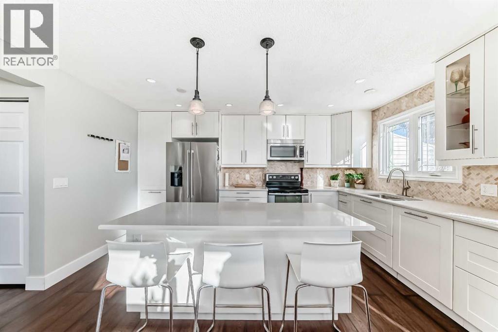 30 Edgewood Rise Nw, Calgary, AB - Indoor Photo Showing Kitchen With Upgraded Kitchen