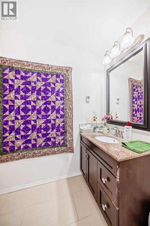 30 Edgewood Rise Nw, Calgary, AB - Indoor Photo Showing Bathroom