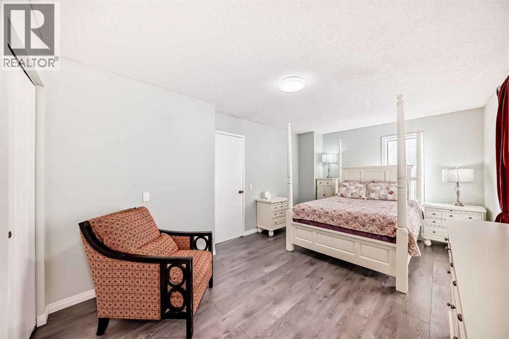 30 Edgewood Rise Nw, Calgary, AB - Indoor Photo Showing Bedroom