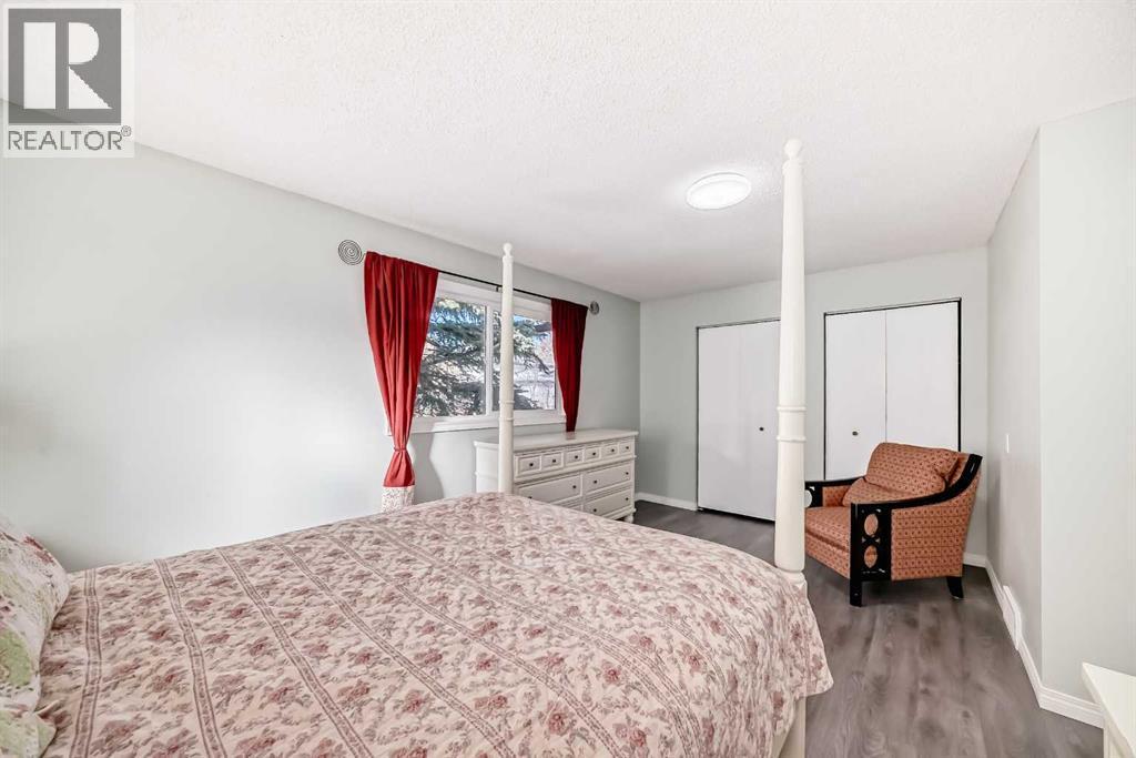 30 Edgewood Rise Nw, Calgary, AB - Indoor Photo Showing Bedroom