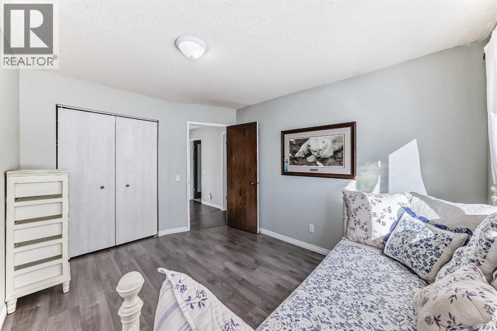 30 Edgewood Rise Nw, Calgary, AB - Indoor Photo Showing Bedroom