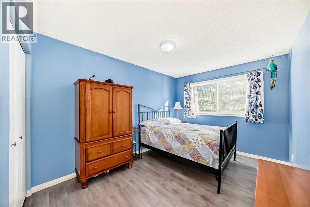 30 Edgewood Rise Nw, Calgary, AB - Indoor Photo Showing Bedroom