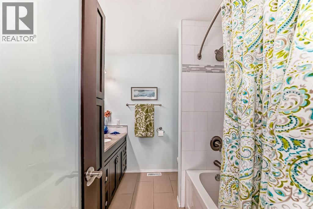30 Edgewood Rise Nw, Calgary, AB - Indoor Photo Showing Bathroom