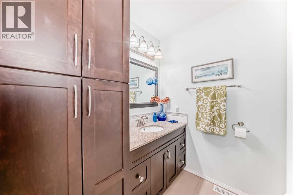 30 Edgewood Rise Nw, Calgary, AB - Indoor Photo Showing Bathroom