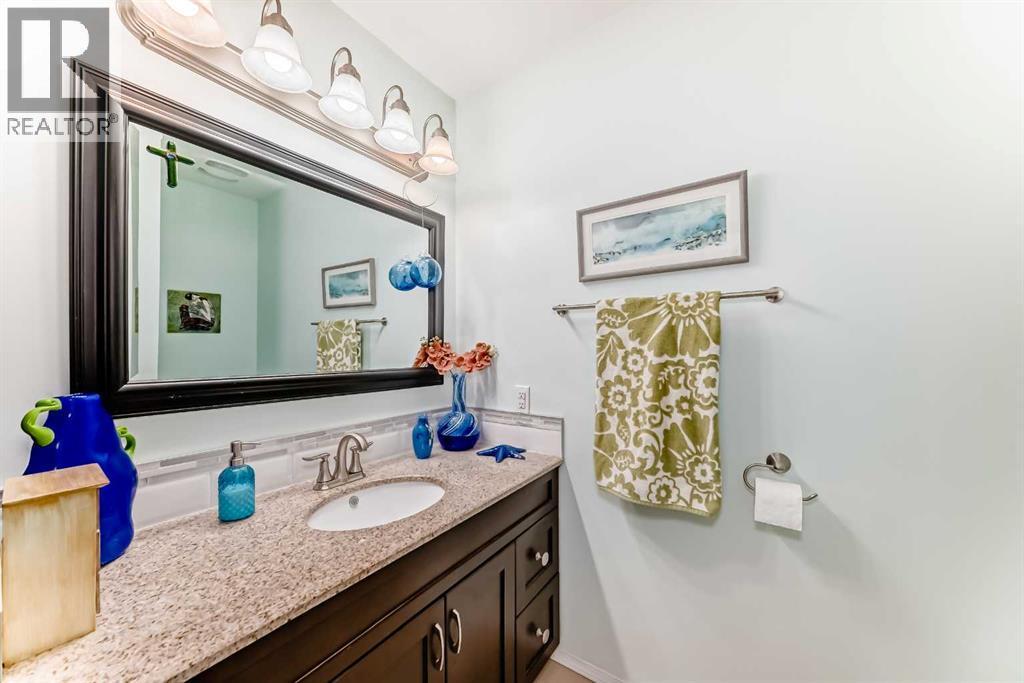 30 Edgewood Rise Nw, Calgary, AB - Indoor Photo Showing Bathroom