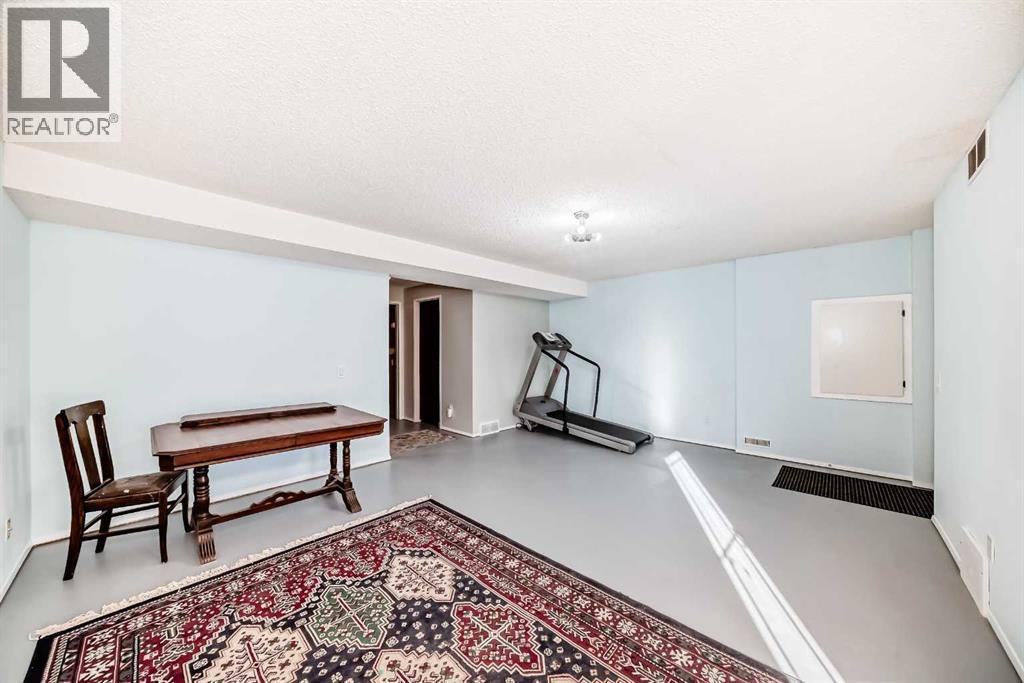 30 Edgewood Rise Nw, Calgary, AB - Indoor Photo Showing Other Room