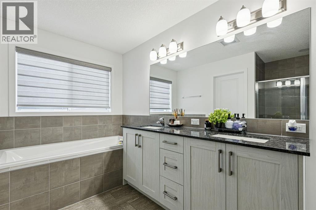 1124 Chinook Gate Bay Sw, Airdrie, AB - Indoor Photo Showing Bathroom