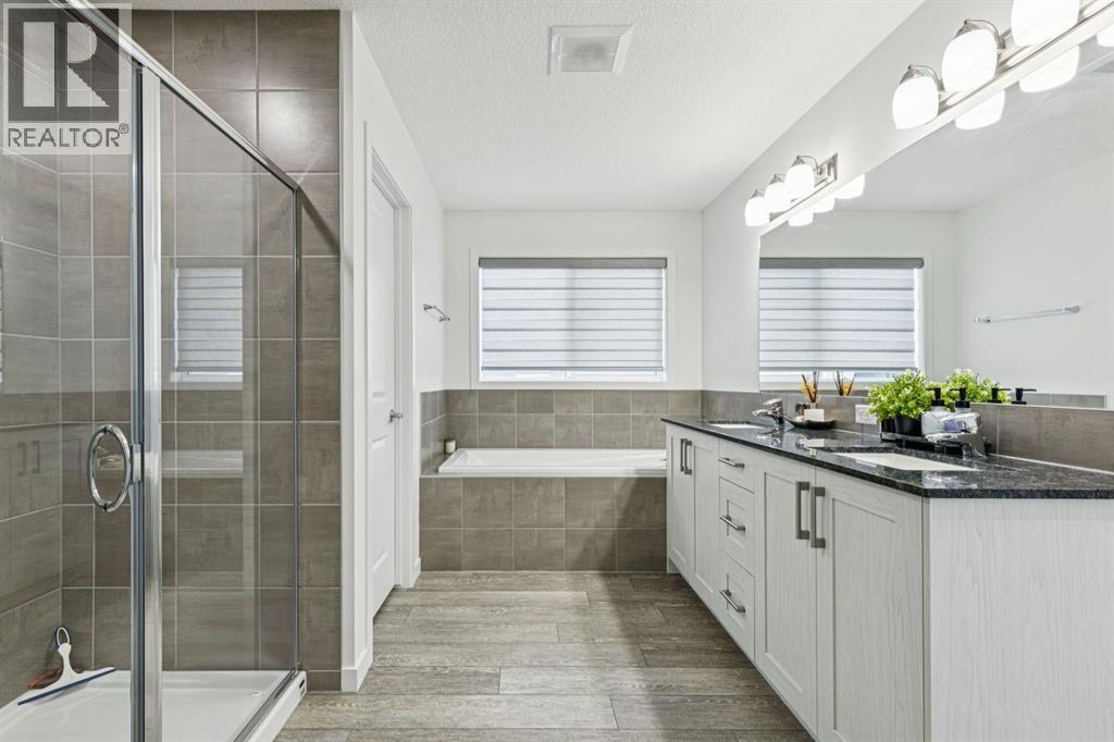 1124 Chinook Gate Bay Sw, Airdrie, AB - Indoor Photo Showing Bathroom