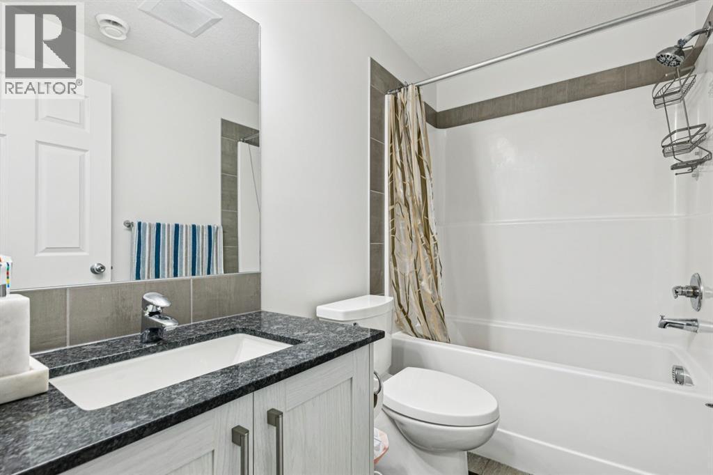 1124 Chinook Gate Bay Sw, Airdrie, AB - Indoor Photo Showing Bathroom
